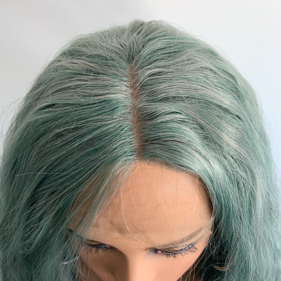 Very Pretty 26” Pearl Green Premium Synthetic Fiber Lace Front Wig - Picture 4 of 13